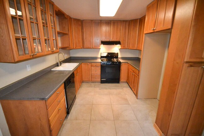 Building Photo - 5530 Brooks Ave