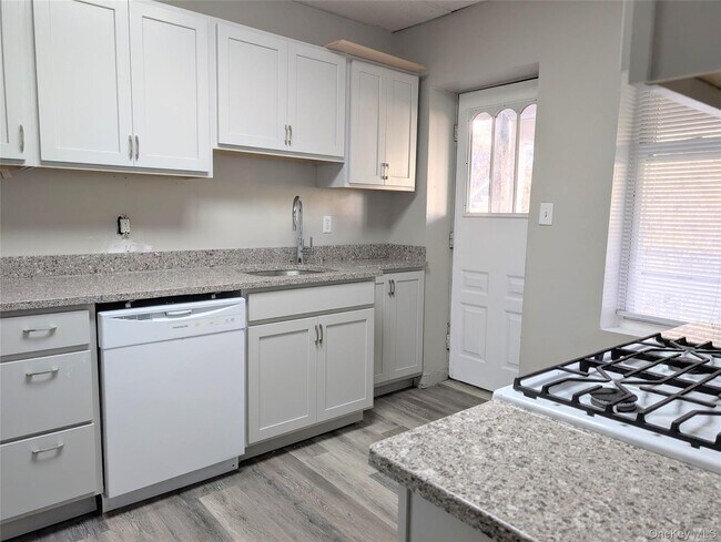 Foto del edificio - 12 Railroad Ave