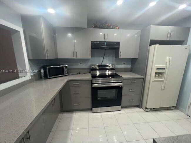 Foto del edificio - 800 NE 195th St