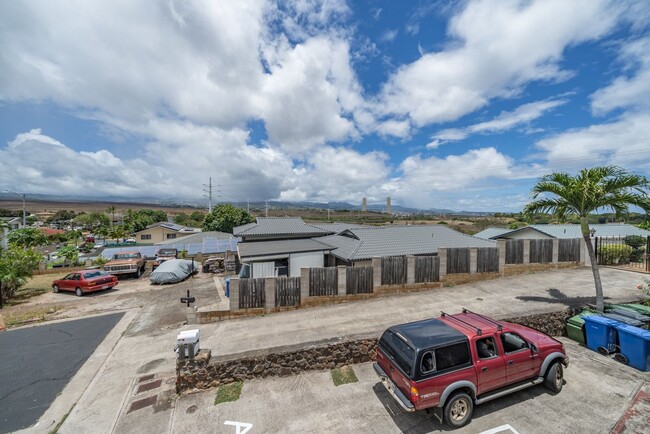 Building Photo - Fully remodeled, spacious 3BR/1.5BA/2PKG near Waikele