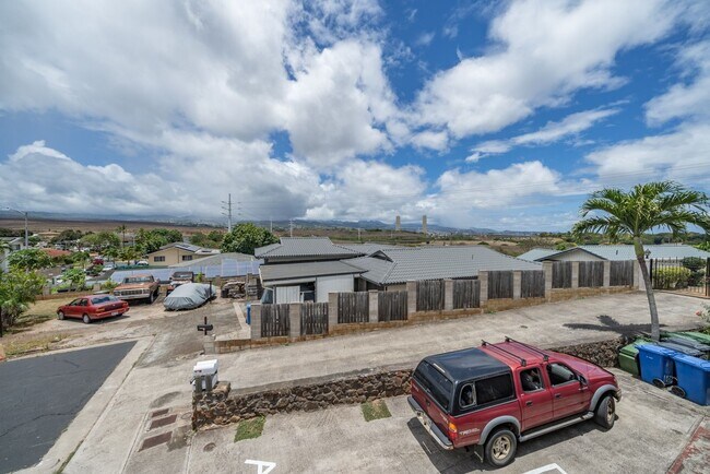 Foto del edificio - Fully remodeled, spacious 3BR/1.5BA/2PKG near Waikele