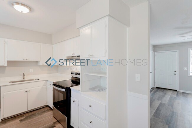 Building Photo - NOW OFFERING $250 OFF FIRST FULL MONTH IF ...