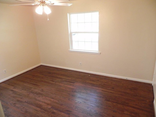 Building Photo - 121 Redbud Trail