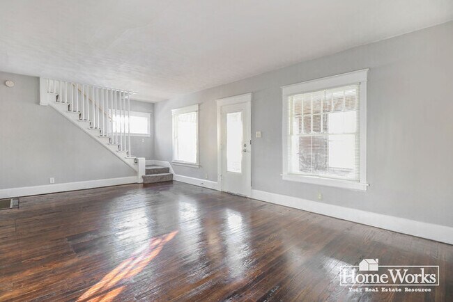 Foto del edificio - Charming 3-Bedroom Home with Updated Features and