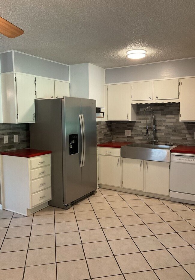 Foto del edificio - NEW IN MANAGEMENT - AVAILABLE NOW!