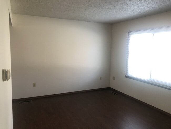 Building Photo - 106 N Elm St