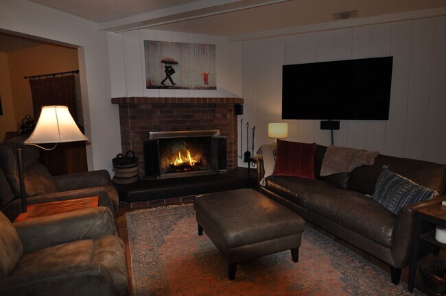 Foto del edificio - 4 Bedroom Pool Home for Rent in Woodland H...