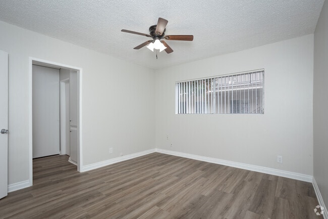 1 habitación, 1 baño - 540 pies cuadrados - Habitación - 830-842 Elm Ave Apartments