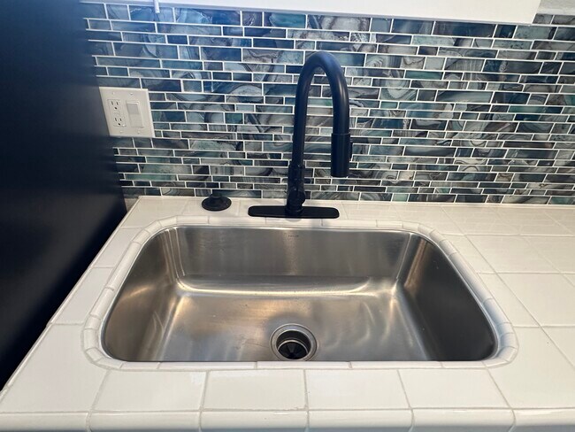 Foto del edificio - 2038 Bronson Way