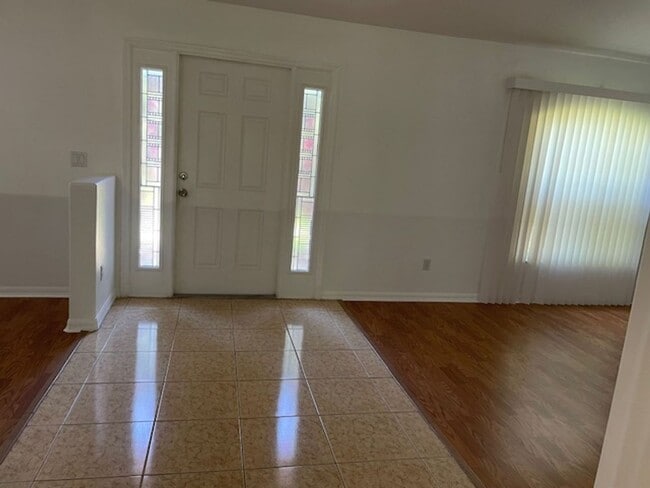Building Photo - Beautiful 3/2/2 house with laminate floors, tiles, screen porch... Apply NOW and receive 50% off ...