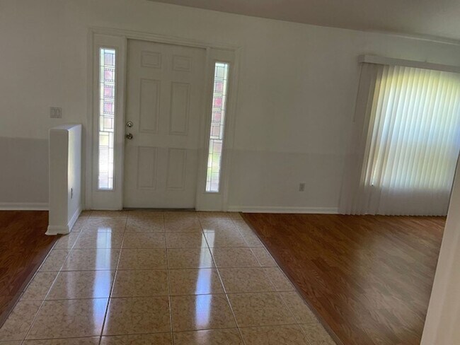 Foto del edificio - Beautiful 3/2/2 house with laminate floors, tiles, screen porch... Apply NOW and receive 50% off ...