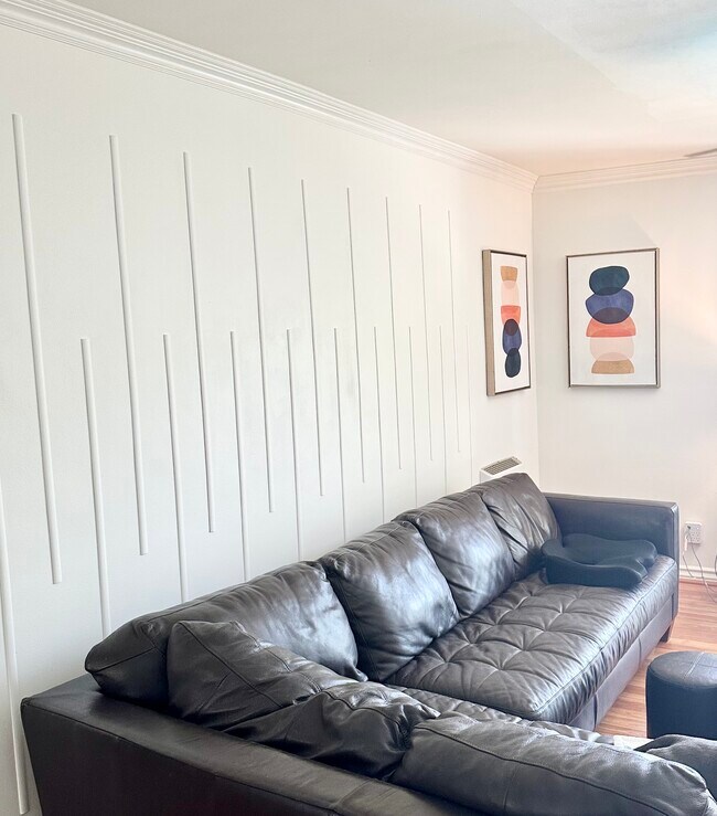Foto del edificio - 3210 Merrill Dr
