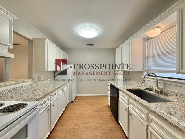 Foto del edificio - 3 Bedroom, 2 Bathroom Duplex!