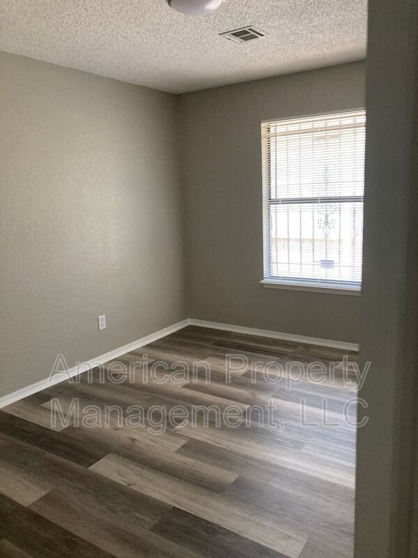 Building Photo - 1562 E 68th St