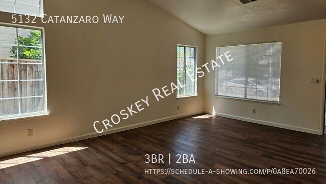 Building Photo - Move in ready! Spacious floor plan, close ...
