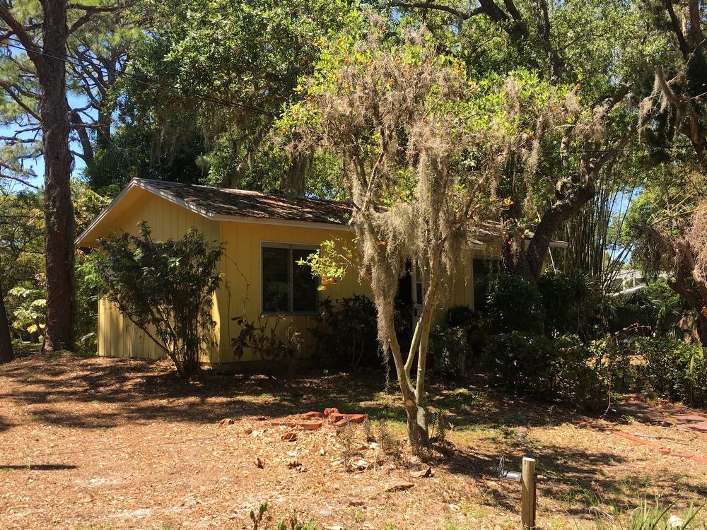 Building Photo - Hidden Tropical 2/1 Gem on South Siesta Key