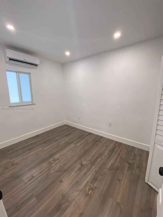 Foto del edificio - 7411 Carlyle Ave