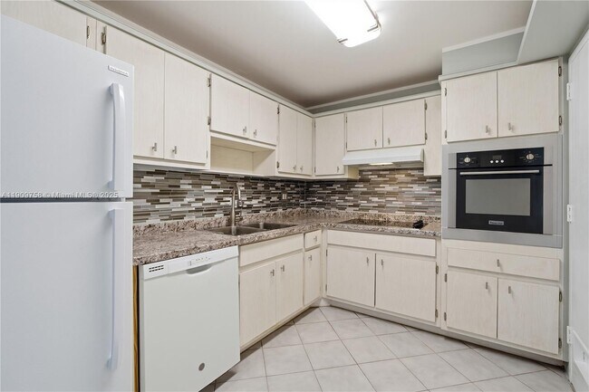 Foto del edificio - 400 Kings Point Dr