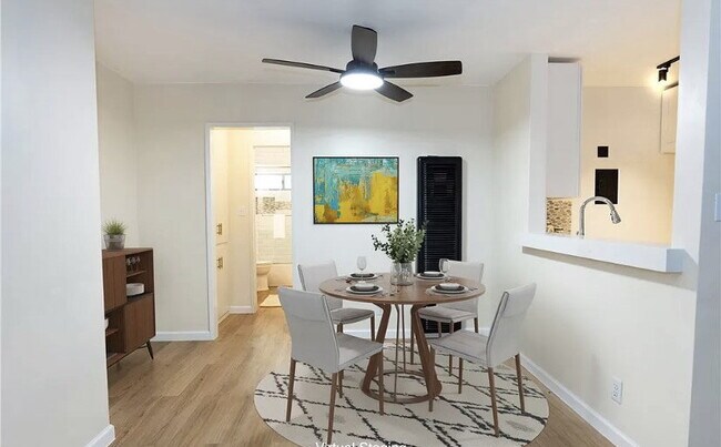 Foto del edificio - Located on a quiet, tree lined street in t...