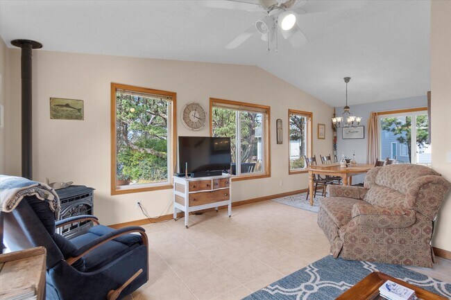 Living/Dining room - 703 354th Pl