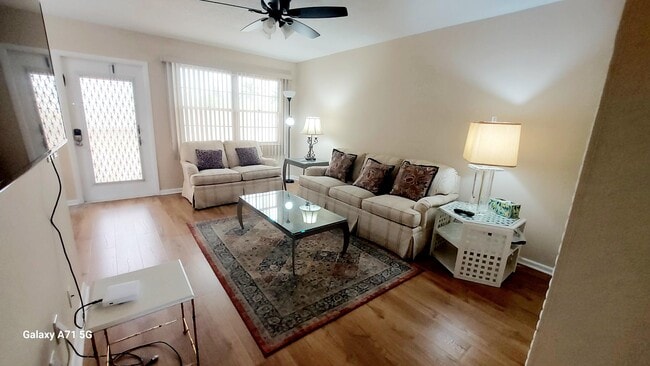 Foto del edificio - 2044 Yarmouth E