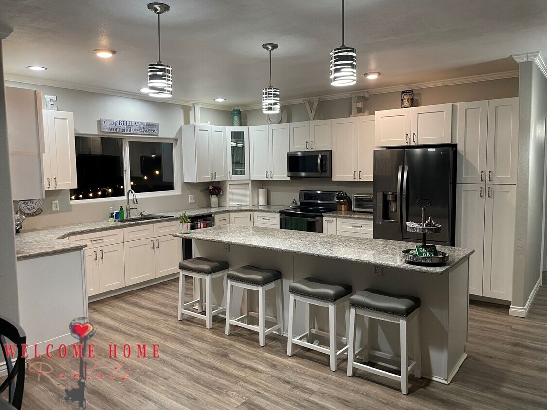 Primary Photo - Adorable 1-story home with Air Conditionin...