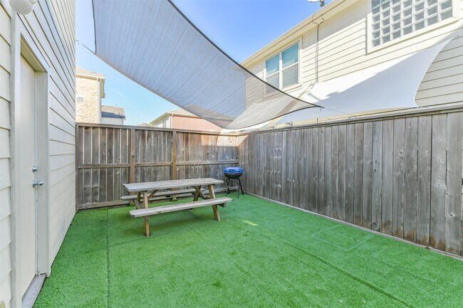 Foto del edificio - 11307 Main Holly Dr