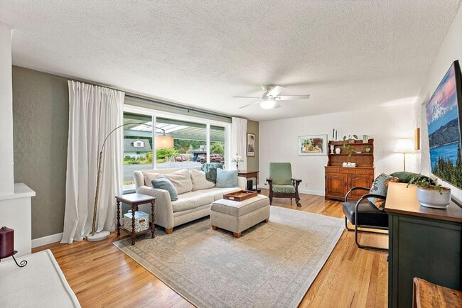 Building Photo - Spacious 4 Bed Lakewood Home w/ 2 Kitchens...