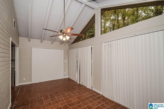 Foto del edificio - 2435 Burgundy Dr