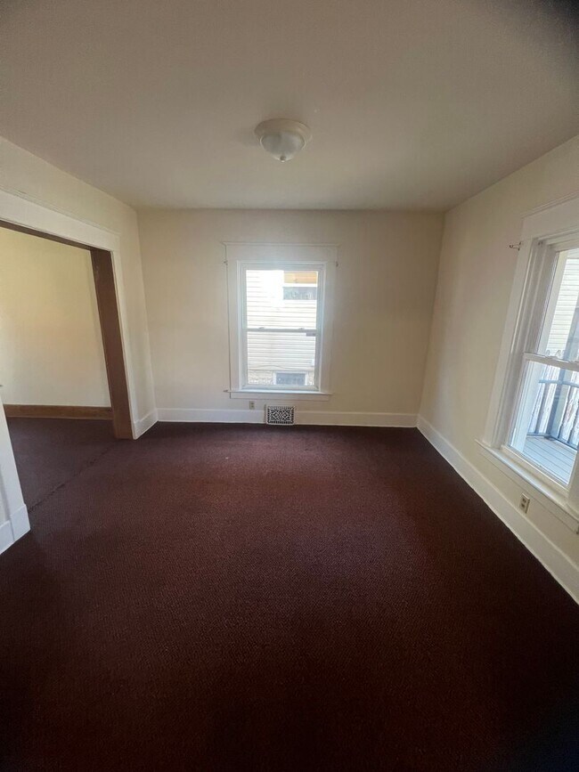 Foto del edificio - Large West Side 4 Bedroom House