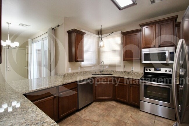 Building Photo - 865 S Huish Dr