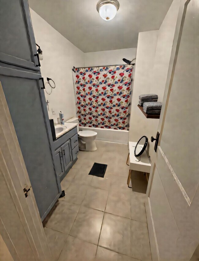 Foto del edificio - 3 bedroom 1 bath house w/ 2 car garage
