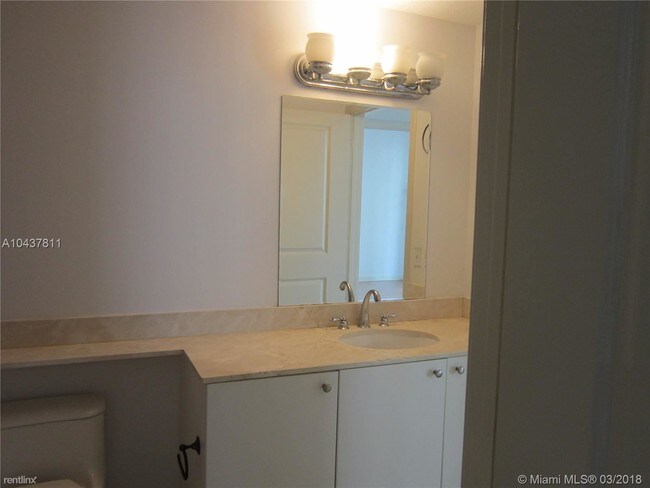 Building Photo - 1 br, 1 bath  - 170 SE 14th St # 3902