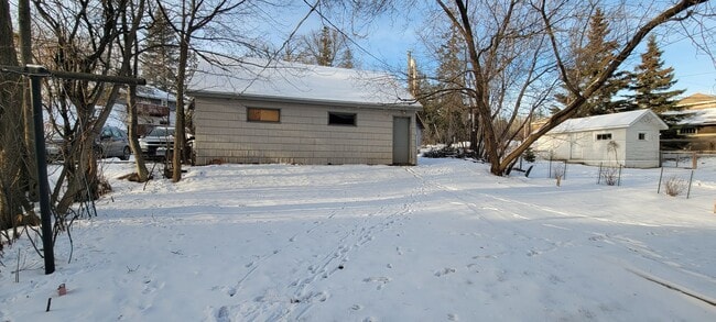 Building Photo - AVAILABLE NOW - 4 Bedroom with garage