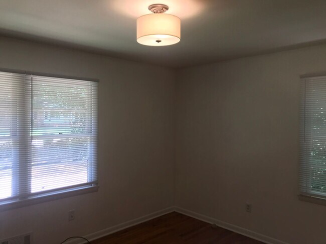 Building Photo - 174-176 Riverdale Dr