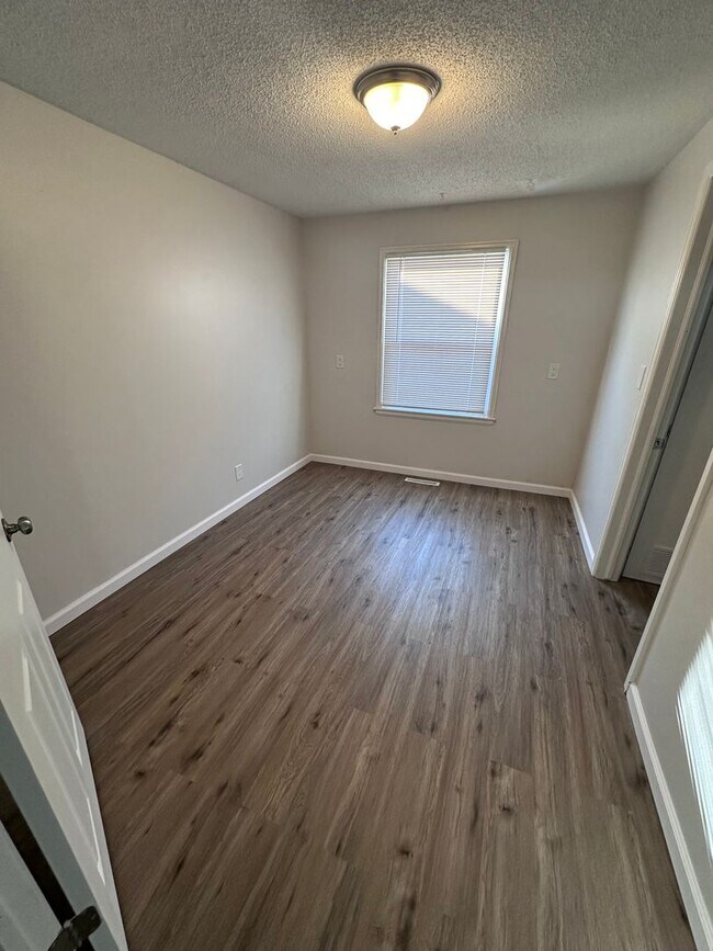 Building Photo - $1145 -4 bedroom / 1 bathroom - Single Fam...