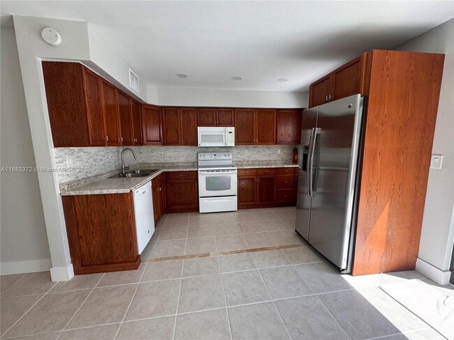 Building Photo - 811 Sandtree Dr