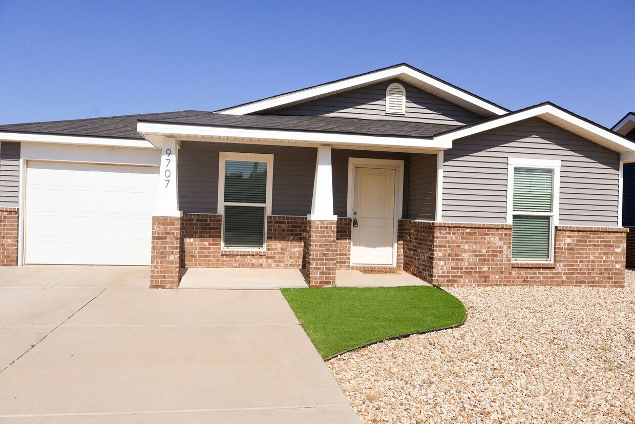 Primary Photo - Cozy and Spacious 3 Bedroom Home with Gara...