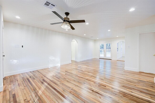 Building Photo - Beautifully Remodeled 3 Bed / 2.5 Bath w/ ...
