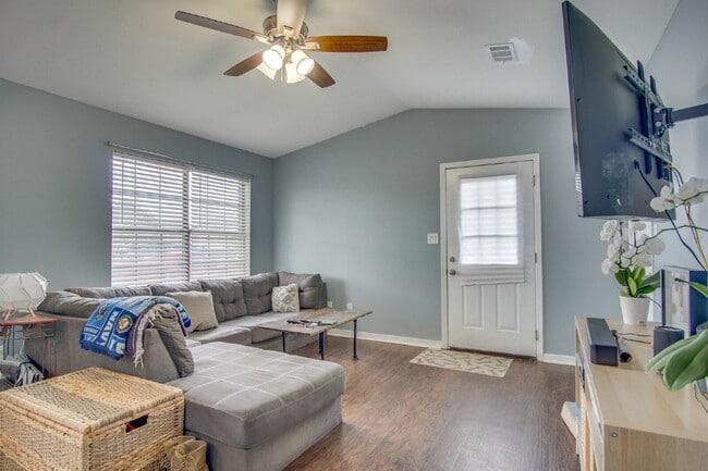 Building Photo - Updated 3BD/2BA Home on Quiet Cul-de-Sac w...