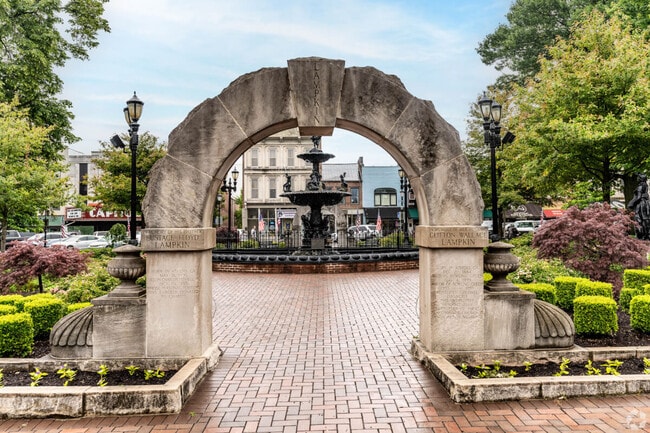 Fountain Square Park in Downtown Bowling Green has a historic fountain.