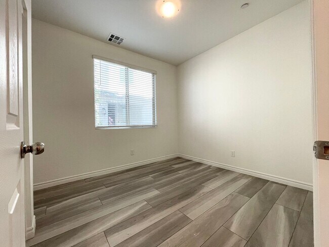 Foto del edificio - Fully upgraded 4 bed, 3 bath home