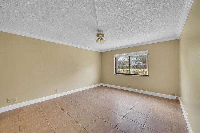 Building Photo - 350 Racquet Club Rd