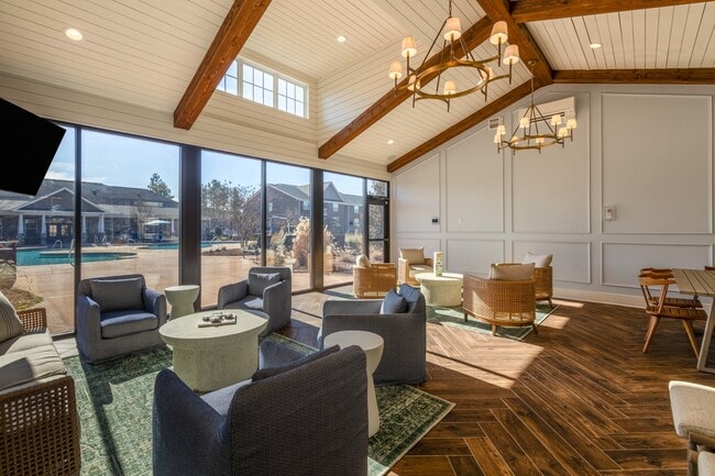 Foto del edificio - Luxe and Legends at Morganton Park Apartment Homes