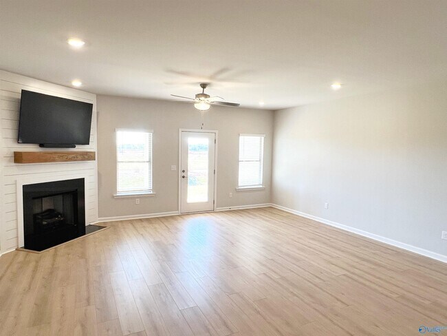 Building Photo - 112 Rugby Dr