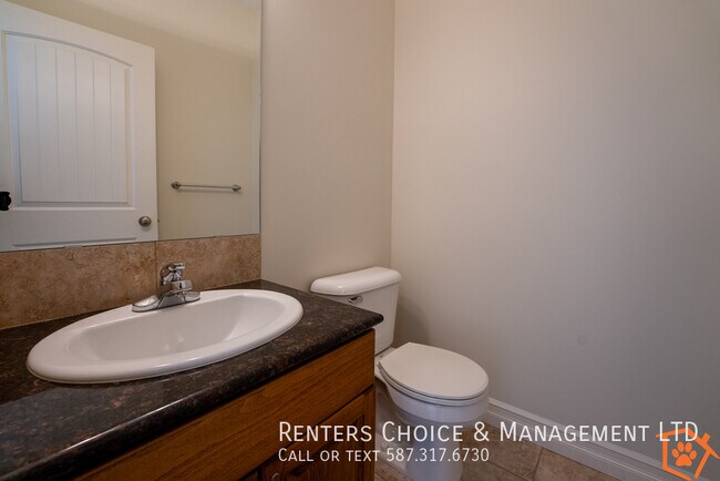 Building Photo - Pet Friendly, 3 Bedroom Townhouse With  As...
