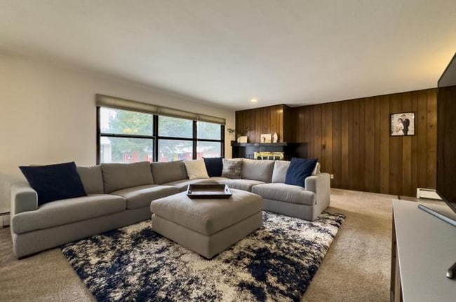 Foto del edificio - 8217 Birch Ln