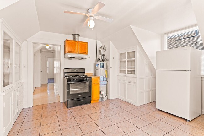 Foto del edificio - Utilities Included! 3 Bedrooms w/ Bonus Room & Spacious Kitchen