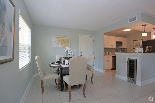 Dining Room - El Mar Apartments