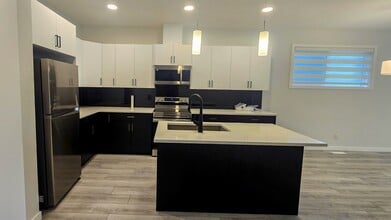 Building Photo - 438 Carringvue Grove NW